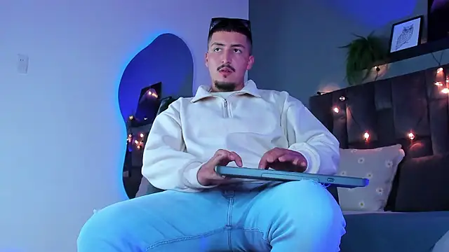 Snapshot of MrFox__ chatting on February 4, 2026, 7:31 pm MrFox online show from February 4, 2026, 7:31 pm