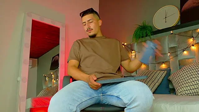 Snapshot of MrFox__ chatting on February 17, 2026, 7:44 pm MrFox online show from February 17, 2026, 7:44 pm