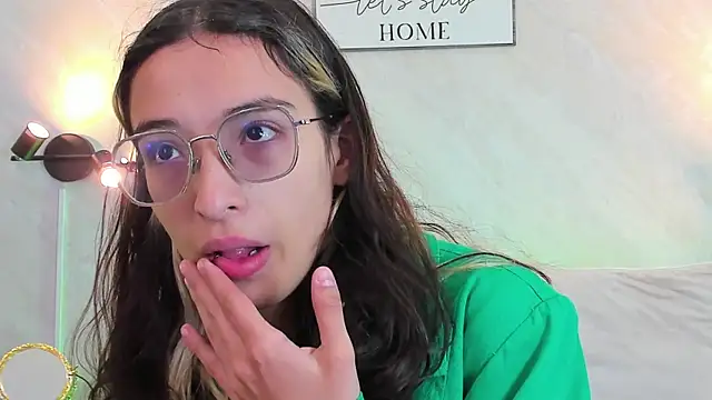 Emilia Bons online show from September 29, 2025, 1:50 pm