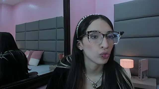 Emilia Bons online show from April 9, 2026, 12:44 pm