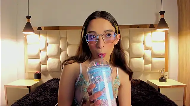 Emilia Bons online show from October 23, 2025, 2:05 pm