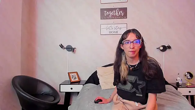 Emilia Bons online show from April 8, 2026, 12:50 pm