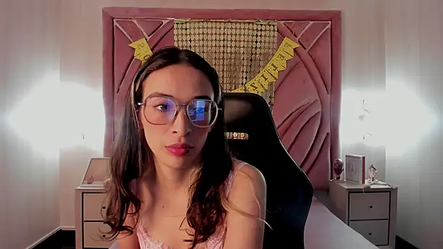 Emilia Bons online show from October 31, 2025, 2:46 pm