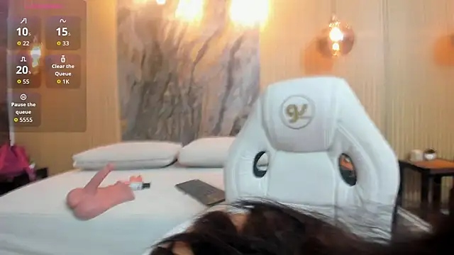 chloe murray online show from October 29, 2025, 7:13 pm