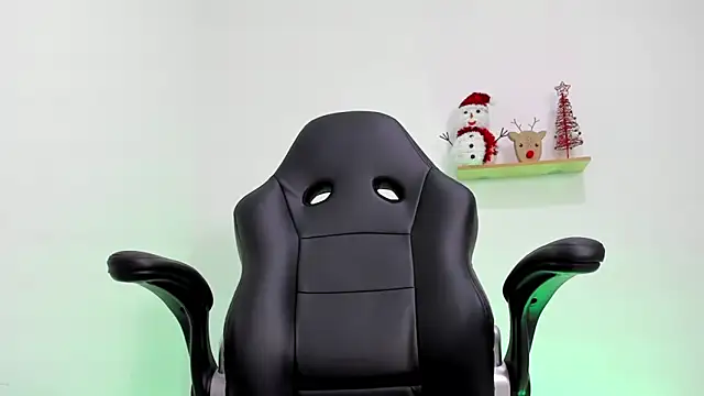 Snapshot of Mikecooper chatting on December 21, 2025, 11:49 pm Mikecooper online show from December 21, 2025, 11:49 pm