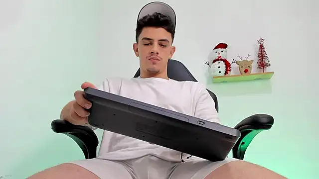 Snapshot of Mikecooper chatting on December 15, 2025, 10:59 pm Mikecooper online show from December 15, 2025, 10:59 pm