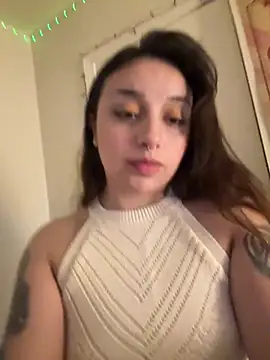 Snapshot of CharmingMaddie chatting on April 9, 2026, 5:42 am CharmingMaddie online show from April 9, 2026, 5:42 am