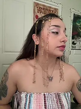 Snapshot of CharmingMaddie chatting on March 15, 2026, 5:20 pm CharmingMaddie online show from March 15, 2026, 5:20 pm