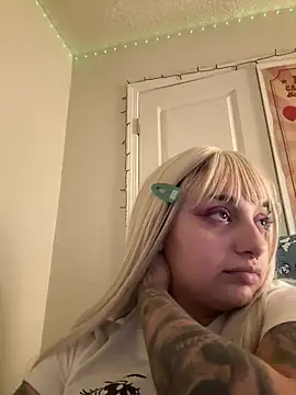 Snapshot of CharmingMaddie chatting on April 15, 2026, 5:35 am CharmingMaddie online show from April 15, 2026, 5:35 am