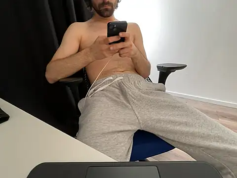 Snapshot of Frankieyyy1 chatting on May 2, 2026, 8:08 am Frankieyyy1 online show from May 2, 2026, 8:08 am