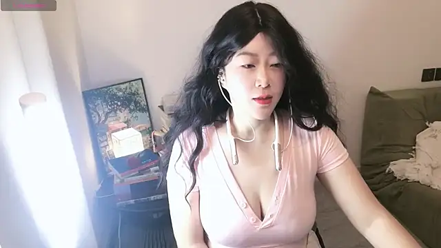 Snapshot of Emmaq996 chatting on January 13, 2026, 2:48 am Emmaq996 online show from January 13, 2026, 2:48 am