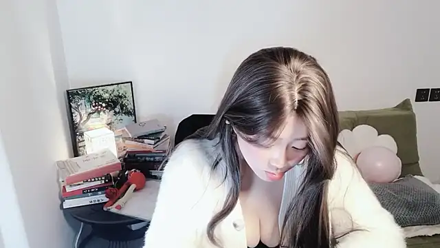 Snapshot of Emmaq996 chatting on November 11, 2025, 2:17 am Emmaq996 online show from November 11, 2025, 2:17 am