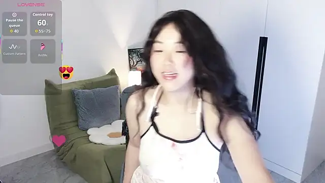 Snapshot of Emmaq996 chatting on October 6, 2025, 2:35 am Emmaq996 online show from October 6, 2025, 2:35 am