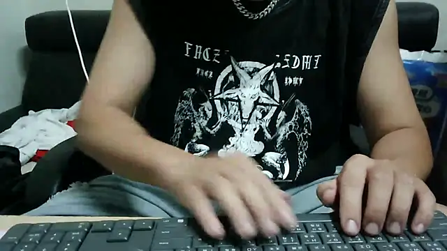 Snapshot of bigbb101011 chatting on October 30, 2025, 3:20 pm bigbb101011 online show from October 30, 2025, 3:20 pm