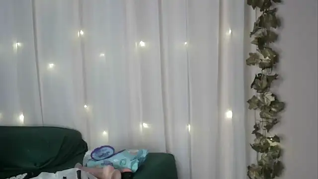 Snapshot of angelainparis28 chatting on October 2, 2025, 5:44 am angelainparis28 online show from October 2, 2025, 5:44 am