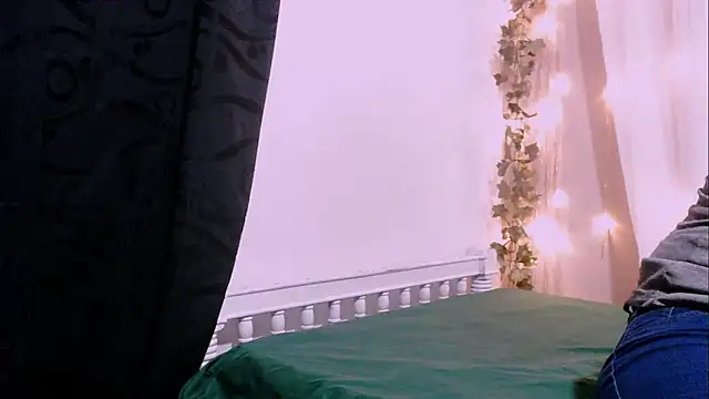 Snapshot of angelainparis28 chatting on December 18, 2025, 5:23 am angelainparis28 online show from December 18, 2025, 5:23 am