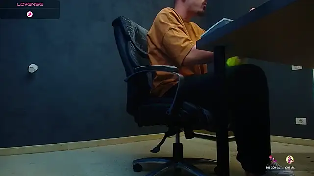 EnzoRace online show from October 21, 2025, 4:34 am