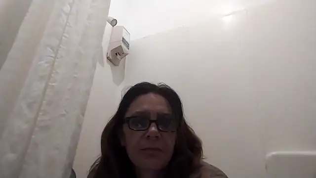 Snapshot of SparklesB1tch chatting on April 12, 2026, 9:34 am SparklesB1tch online show from April 12, 2026, 9:34 am