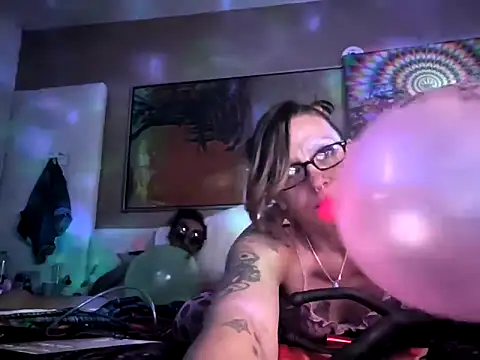 Snapshot of SparklesB1tch chatting on April 8, 2026, 9:33 am SparklesB1tch online show from April 8, 2026, 9:33 am