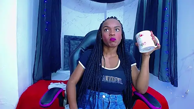 mia  thomson  online show from November 14, 2025, 12:31 pm