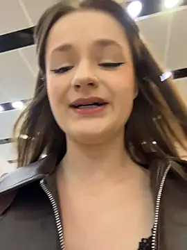 KittyQueeny online show from March 17, 2026, 12:19 pm