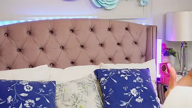 JenniferLovve online show from April 3, 2026, 4:30 am