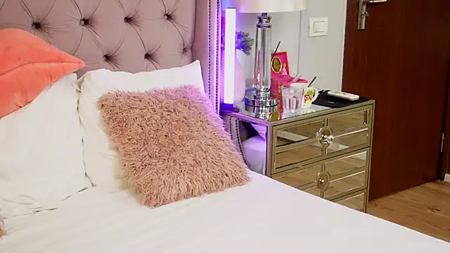 JenniferLovve online show from April 8, 2026, 3:30 am