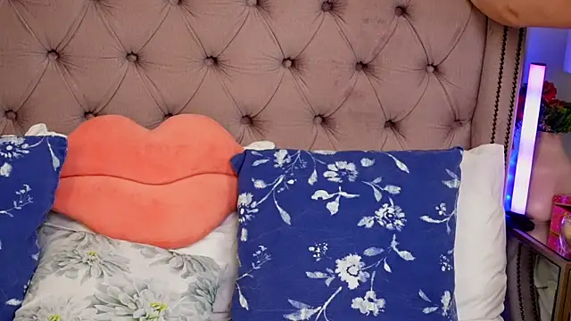 JenniferLovve online show from March 30, 2026, 4:14 am