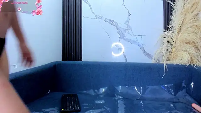 Snapshot of CristineCaru chatting on February 4, 2026, 12:00 pm CristineCaru online show from February 4, 2026, 12:00 pm