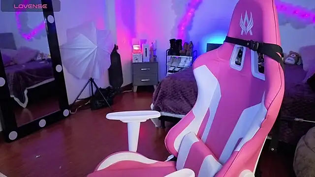 Snapshot of larah_uwu chatting on November 22, 2025, 7:35 pm larah uwu online show from November 22, 2025, 7:35 pm