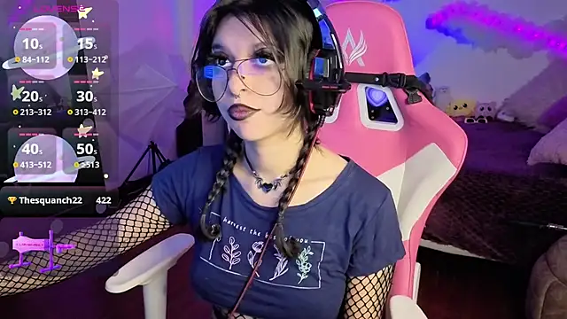 Snapshot of larah_uwu chatting on November 25, 2025, 7:36 pm larah uwu online show from November 25, 2025, 7:36 pm