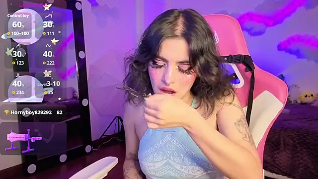 Snapshot of larah_uwu chatting on December 3, 2025, 8:08 pm larah uwu online show from December 3, 2025, 8:08 pm