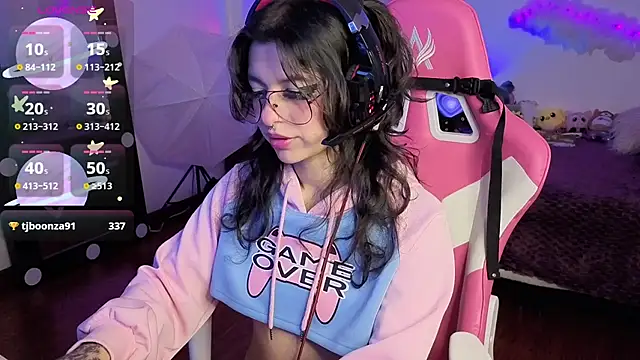 Snapshot of larah_uwu chatting on November 28, 2025, 7:25 pm larah uwu online show from November 28, 2025, 7:25 pm