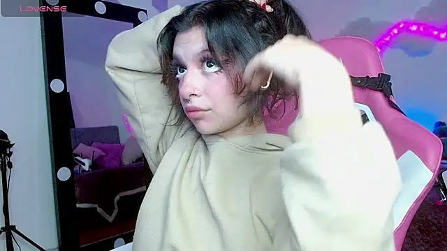 Snapshot of larah_uwu chatting on October 23, 2025, 8:18 pm larah uwu online show from October 23, 2025, 8:18 pm