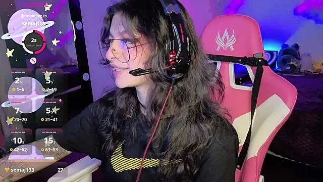 Snapshot of larah_uwu chatting on November 8, 2025, 8:12 pm larah uwu online show from November 8, 2025, 8:12 pm