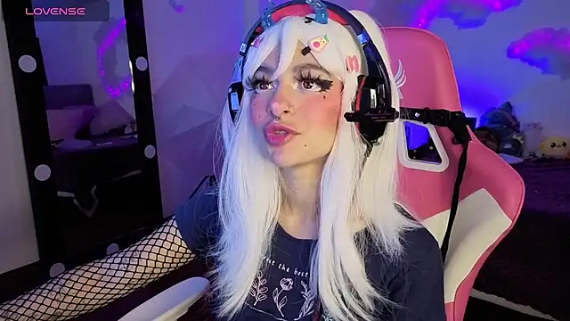 Snapshot of larah_uwu chatting on December 2, 2025, 12:40 pm larah uwu online show from December 2, 2025, 12:40 pm