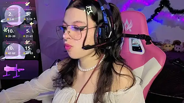 Snapshot of larah_uwu chatting on December 14, 2025, 7:08 pm larah uwu online show from December 14, 2025, 7:08 pm