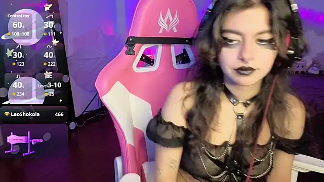 Snapshot of larah_uwu chatting on November 18, 2025, 7:39 pm larah uwu online show from November 18, 2025, 7:39 pm