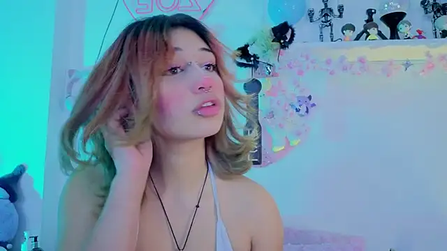 zoelight18 online show from December 22, 2025, 7:36 pm