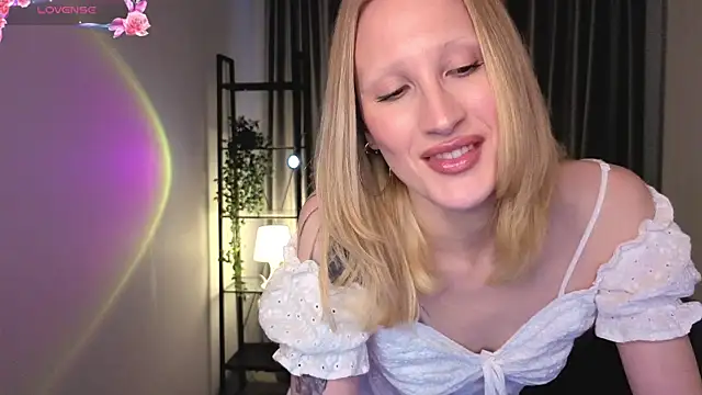 BiancaHelo online show from October 18, 2025, 2:41 pm