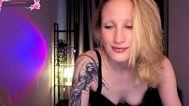 BiancaHelo online show from October 22, 2025, 1:54 pm