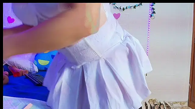 naomi diamond  online show from October 28, 2025, 11:31 am