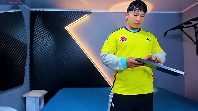 Snapshot of Horny_nick18 chatting on April 11, 2026, 10:30 am Horny nick18 online show from April 11, 2026, 10:30 am