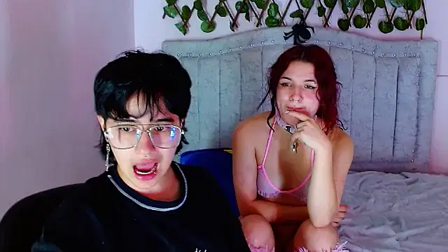 katalinathxandbritney1 online show from December 15, 2025, 4:40 am