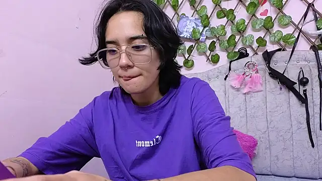 katalinathxandbritney1 online show from September 24, 2025, 5:08 pm