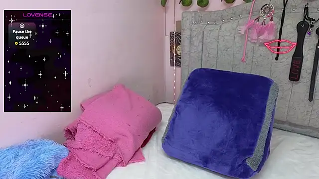 katalinathxandbritney1 online show from September 19, 2025, 9:19 pm