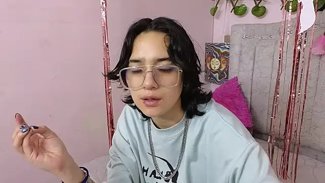 katalinathxandbritney1 online show from October 3, 2025, 8:32 pm