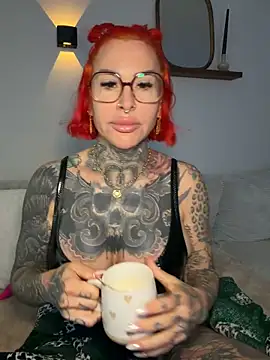 Snapshot of CatCoxx chatting on April 24, 2026, 5:09 am CatCoxx online show from April 24, 2026, 5:09 am