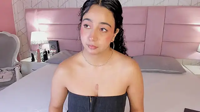 BellaSwwan online show from November 29, 2025, 1:33 pm