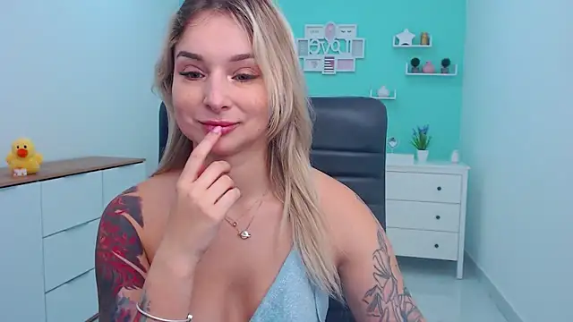 Snapshot of LilFleurish chatting on December 16, 2025, 5:44 am LilFleurish online show from December 16, 2025, 5:44 am